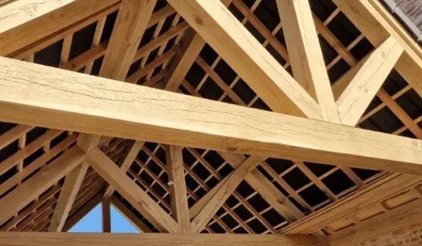 Houten dakconstructie van een carport