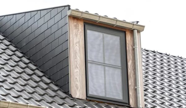 Dakkapel met houten bekleding op een pannendak