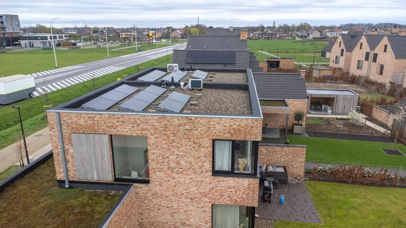 Woning met plat dak en zonnepanelen, gezien van boven